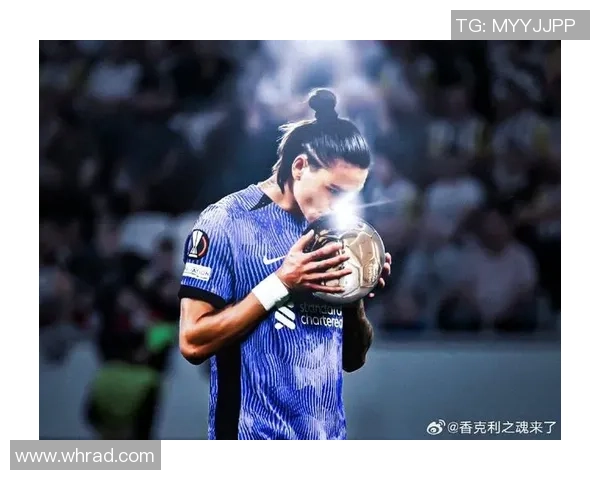 足球巨星亲吻奖杯瞬间 定格荣耀与梦想的完美交汇