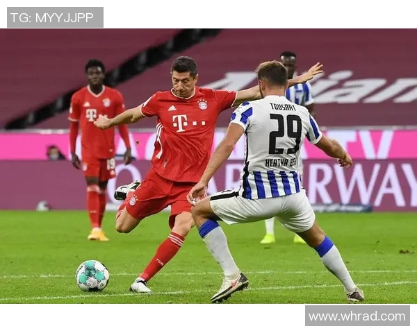 足球巨星热身时的精彩射门瞬间引爆全场激情与期待